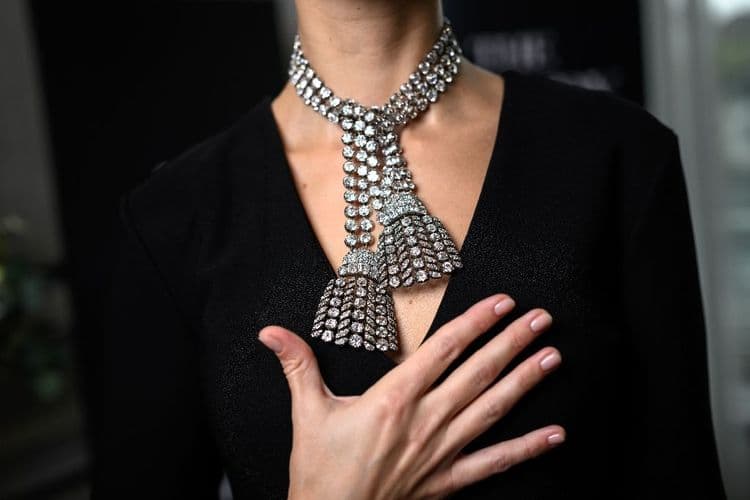 Un collier de diamants de 300 carats vendu 4,5 millions d'euros aux enchères à Genève