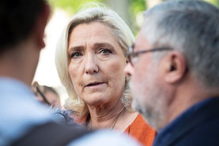 L'instauration d'une TVA sociale "poussera" le RN à "voter une censure", prévient Le Pen