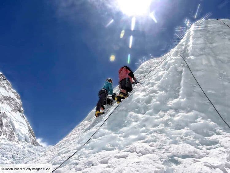 Gravir l'Everest en moins d'une semaine grâce à un gaz anesthésiant: le pari fou de quatre amis