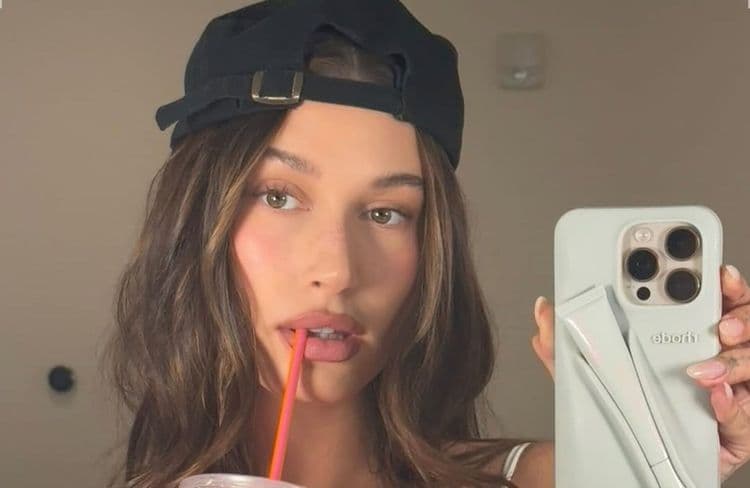 Hailey Bieber succombe aux « Ice Cream Nails », la manucure la plus cool de l’été