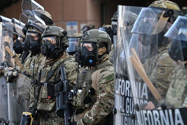 Les premiers Marines commencent leurs opérations à Los Angeles