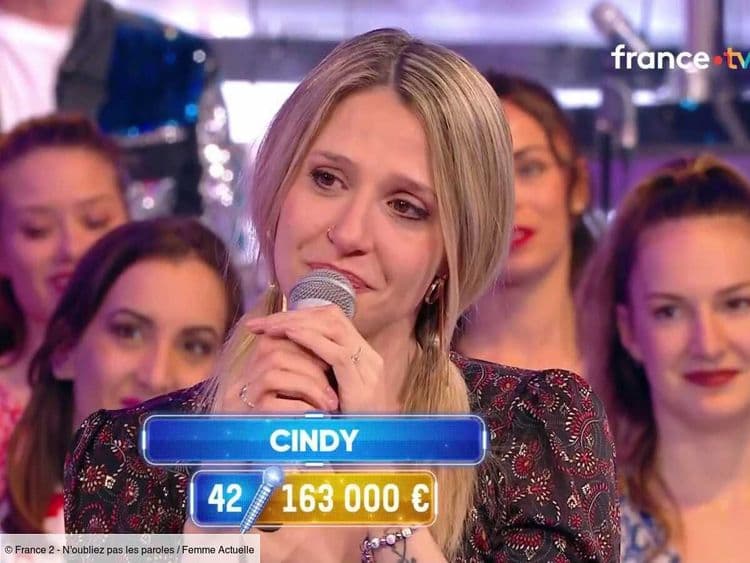 “Je n’arriverai pas à parler…” : Cindy fond en larmes après son élimination dans N’oubliez pas les paroles