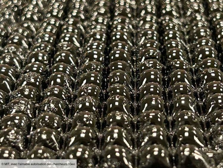 Faire de l'eau avec de l'air: un étrange papier bulle noir pourrait sauver les zones les plus arides