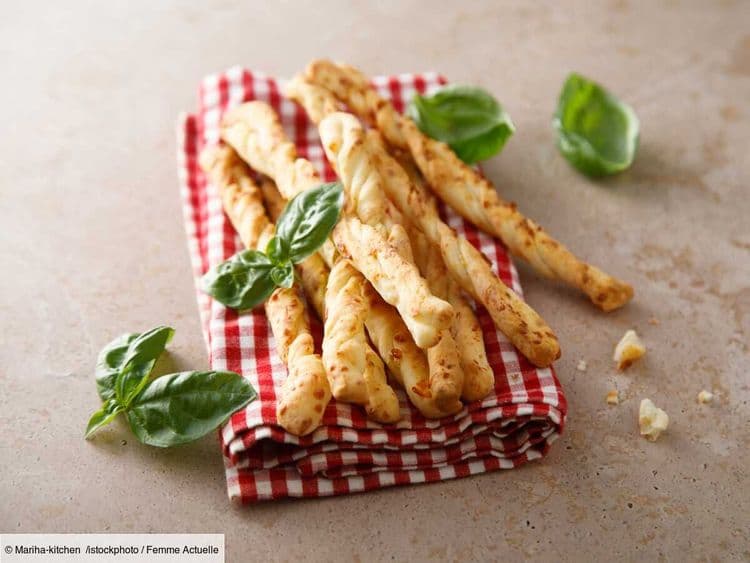 Idée pour un apéro facile : la recette des gressins au fromage