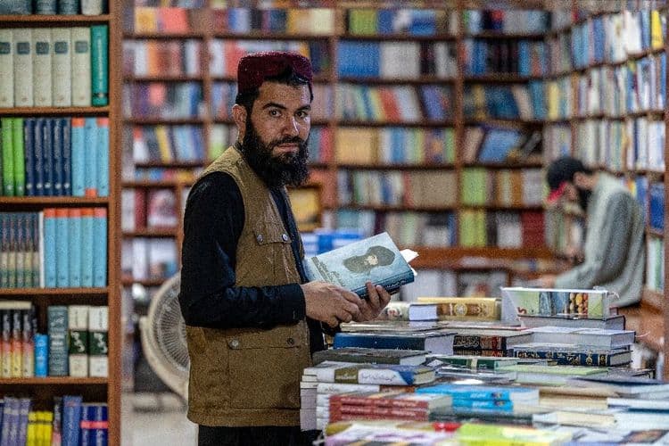Kalach rangées, les talibans prennent la plume pour leurs mémoires de guerre