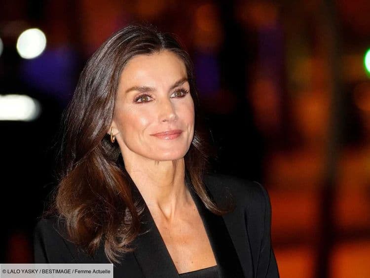Letizia d'Espagne mise sur un ensemble tailleur sobre et élégant - et on a trouvé où vous pouvez vous le procurer !