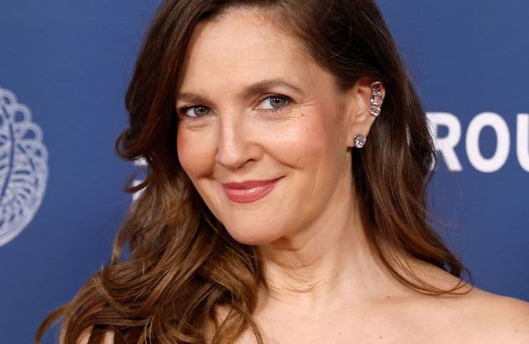 « Là où la vraie magie commence » : Drew Barrymore célèbre ses 50 ans en publiant un selfie au naturel