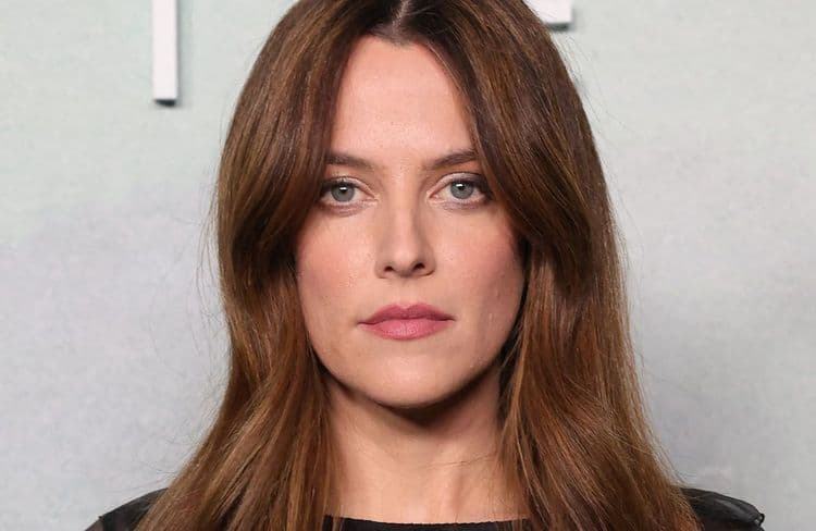 Riley Keough : la petite-fille d’Elvis Presley chante au défilé Chanel