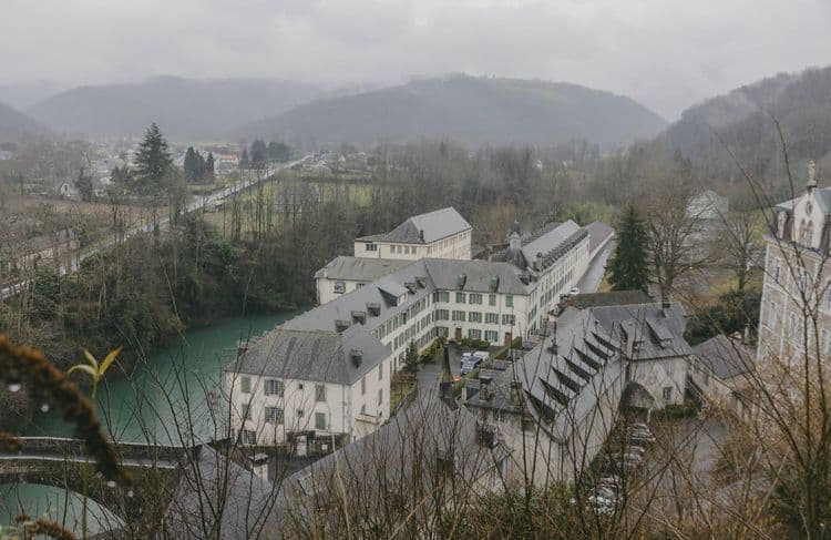 Affaire Bétharram : pourquoi ces anciens élèves déposent plainte pour « crime contre l’humanité »