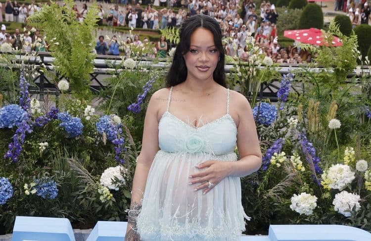 Transparence et pluies de sequins : Rihanna sublime son baby bump dans une robe Chanel à l’avant-première mondiale des « Schtroumpf »