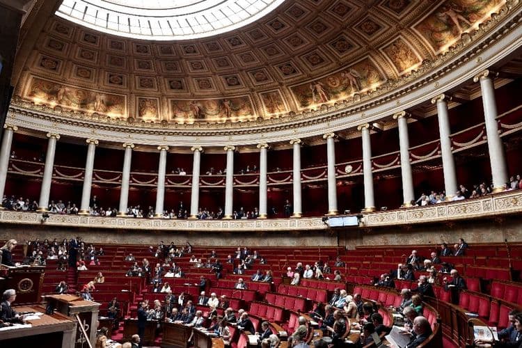 Loi simplification: après le recul du ZAN, l'Assemblée approuve la suppression des "zones à faibles émissions"