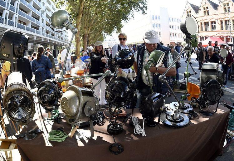 A la braderie de Lille, on cherche l'"utile" et on trouve le bigarré