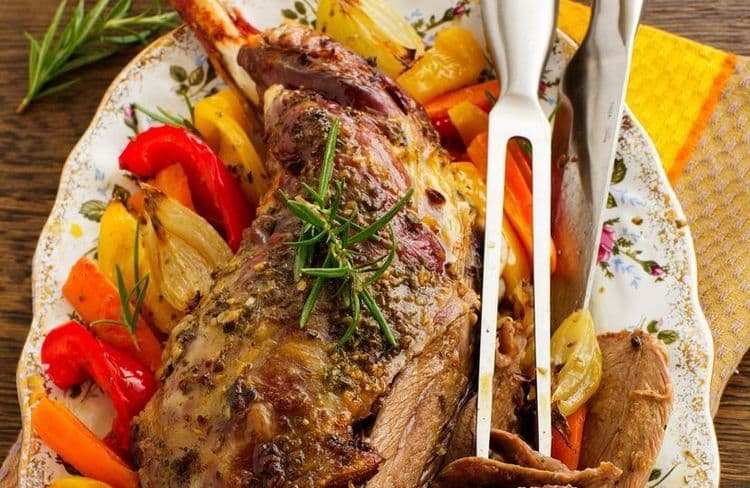 Ces trois gestes réalisés par tous les chefs promettent un agneau de Pâques parfait