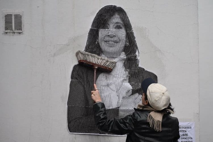 Buenos Aires se prépare à une mobilisation autour de Kirchner, désormais détenue chez elle