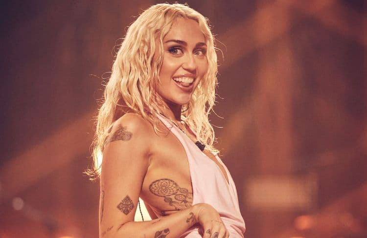 Miley Cyrus invite Naomi Campbell sur son nouvel album « Something Beautiful »