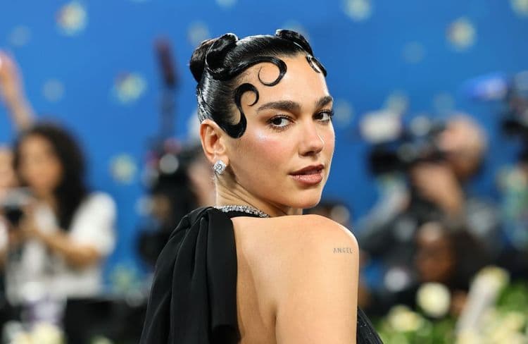 Voici comment rendre son fond de teint invisible selon la make-up artist de Dua Lipa
