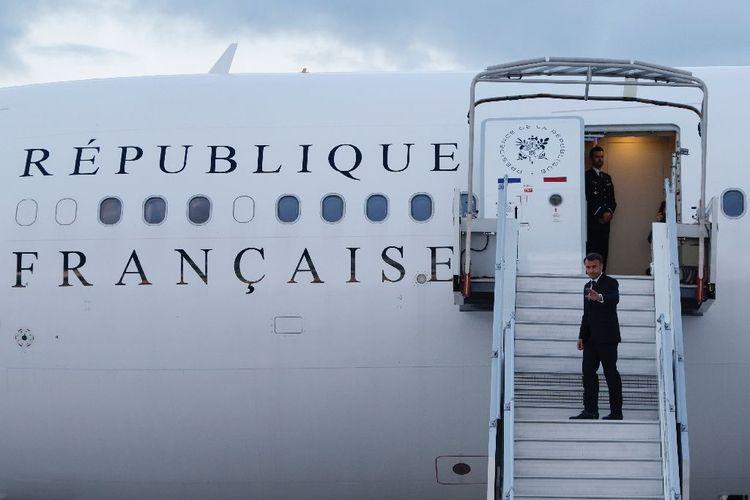 Macron en route pour la Nouvelle-Calédonie, nuit "plus calme" à Nouméa