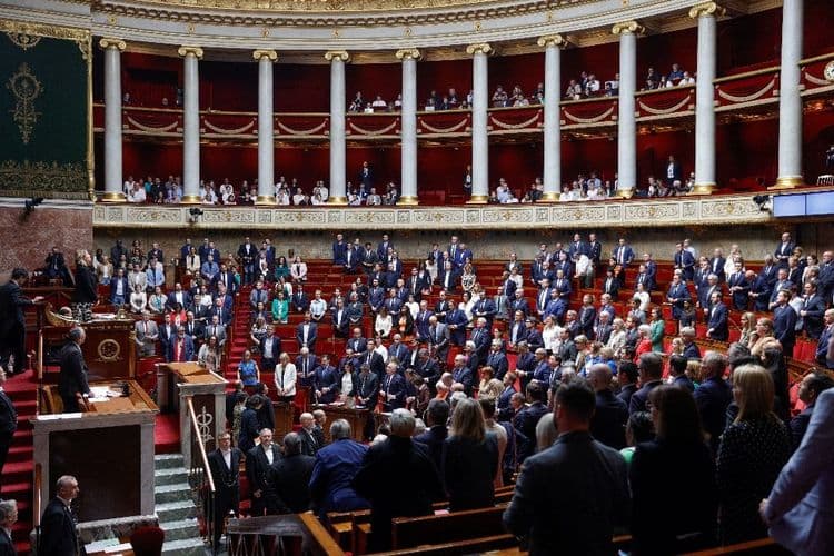 Surveillante tuée: l'exécutif sous pression, attaqué à droite
