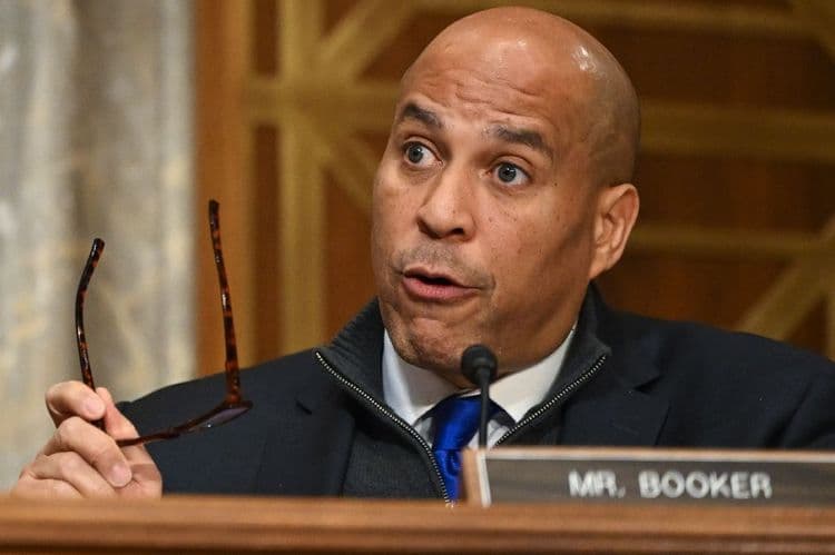 Un démocrate s'élève contre Trump au Sénat et bat un record d'endurance