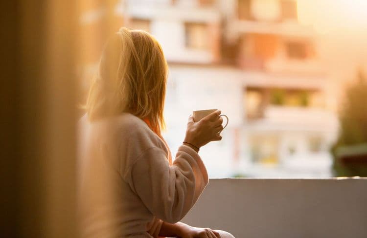 Cette simple habitude matinale stimule l’hormone du bonheur