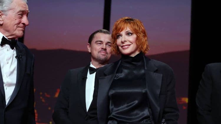 Mylène Farmer (63 ans) renoue avec la coiffure iconique qui a fait son succès sur le tapis rouge de Cannes