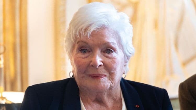 Line Renaud écarte encore les jambes à 97 ans, et elle n'a rien perdu de sa souplesse