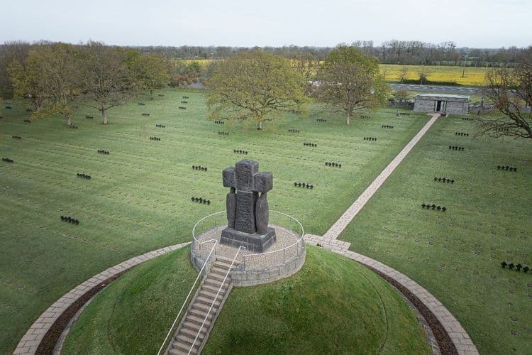Dans les cimetières militaires de Normandie, la nationalité ne compte plus