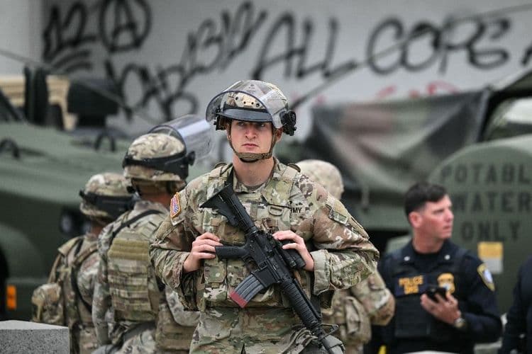 Trump dépêche plus de soldats à Los Angeles et fait planer la menace d'un état d'urgence