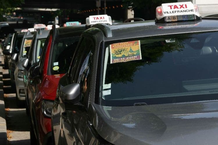 Transport de malades, concurrence des VTC: les taxis manifestent devant Bercy