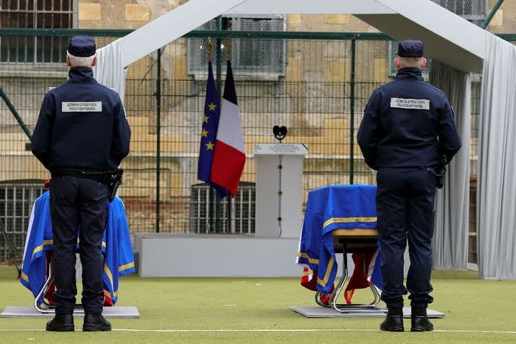 Attaque d'un fourgon pénitentiaire: 500 personnes rendent hommage à l'un des agents tués