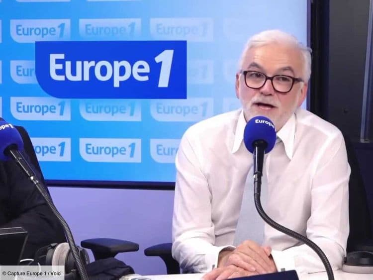 "Je suis triste" : l'émouvant hommage de Pascal Praud à Cyril Hanouna pour sa dernière sur Europe 1 (ZAPTV)