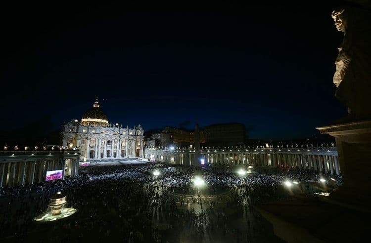 Conclave: au Vatican, l'attente de la fumée blanche