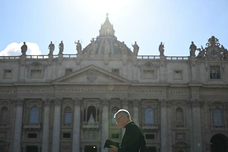 Les portes de la chapelle Sixtine se referment sur les cardinaux en conclave