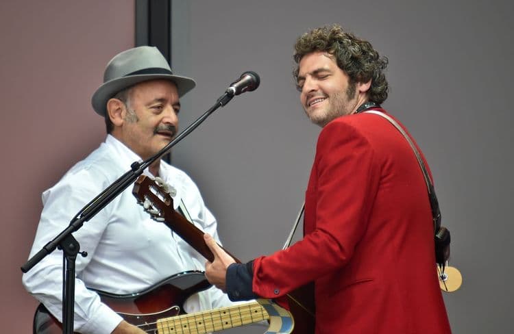 Matthieu Chedid et son père Louis : ce  mini-concert surprise donné dans un Ehpad