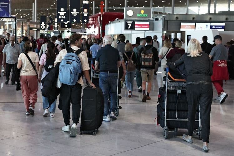 Grève de contrôleurs aériens: nouvelle journée de galère pour les vacanciers, 1.125 vols annulés