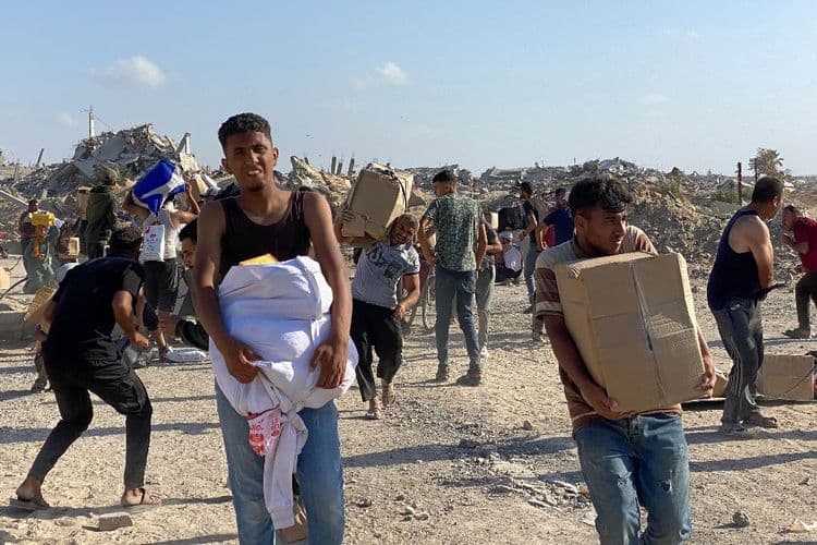 Dans la bande de Gaza affamée, la foule se rue sur un centre de distribution d'aide