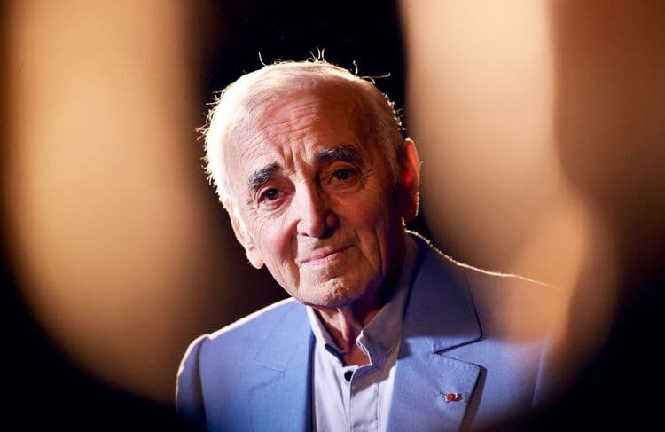 Charles Aznavour : ce fait divers français qui a inspiré sa chanson « Mourir d’aimer »