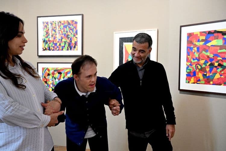 Après la mort de Salgado, une exposition de son fils, artiste trisomique, à Reims