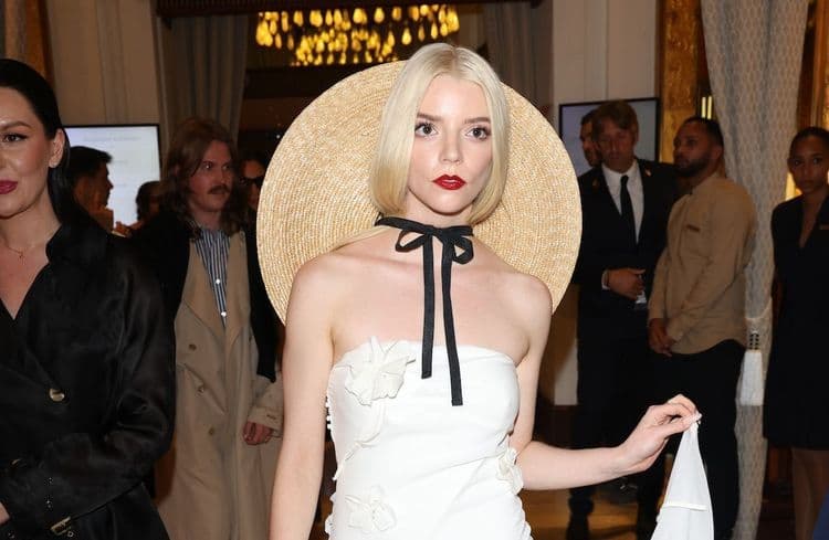 Chic et bohème : le chapeau  en raphia s’invite dans tous nos looks de plage