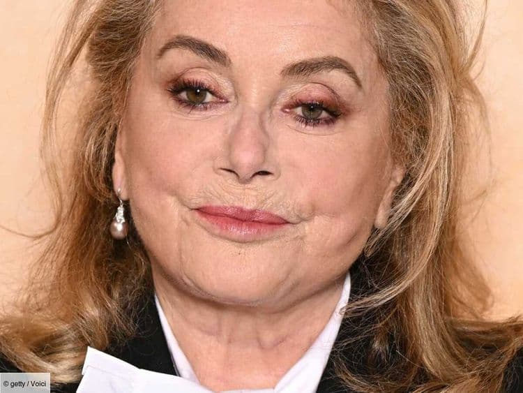 C'est LA teinte de rouge à lèvres flashy idéale pour les peaux matures, la preuve avec Catherine Deneuve