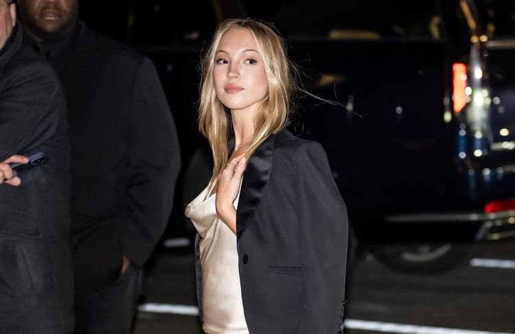 En slip dress, Lila Moss s’inspire du style de sa mère à l’after-party de Victoria’s Secret