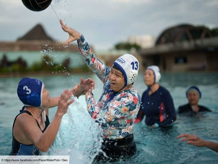 À Singapour, des mamies de 80 ans se battent dans une piscine pour rester en forme