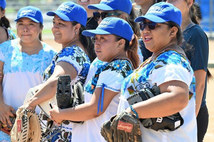 L'équipe indigène de softball féminin qui a défié le machisme au Mexique débarque à Hollywood