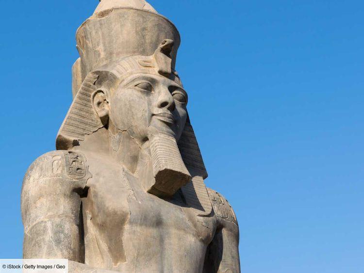 Découverte du morceau manquant de la statue colossale de Ramsès II en Égypte