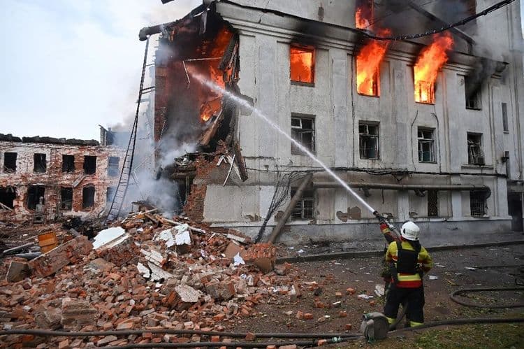 De nouvelles frappes russes font cinq morts en Ukraine