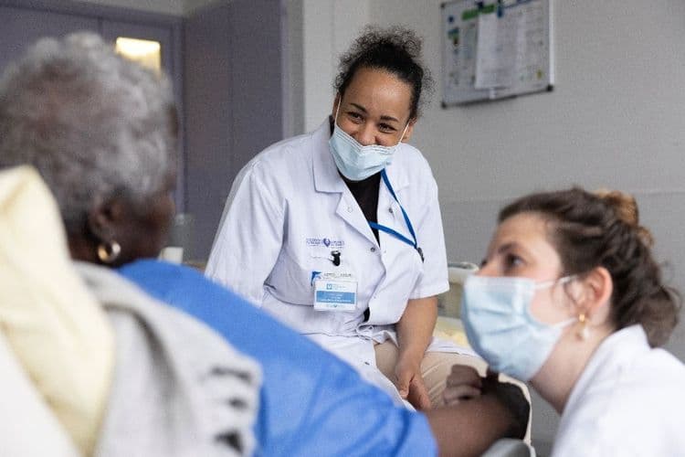 En soins palliatifs, une équipe mobile hospitalière au côté de patients et soignants