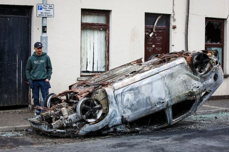 Appels au calme après une deuxième nuit d'émeutes en Irlande du Nord