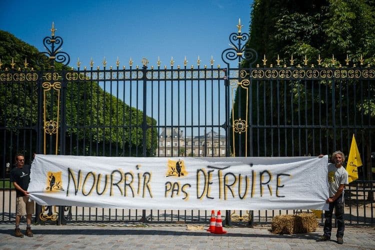 "Banquet paysan" devant le Sénat pour dire "non à la loi Duplomb"