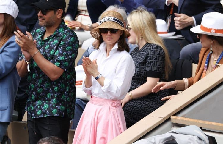 Sous le soleil de Roland-Garros, Natalie Portman séduit en silhouette Dior « old money »