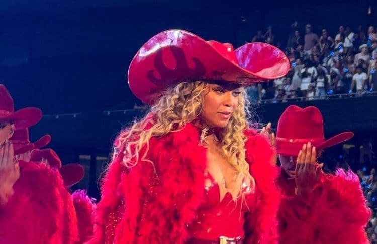 Miley Cyrus rejoint Beyoncé en invitée surprise sur la scène du Stade de France